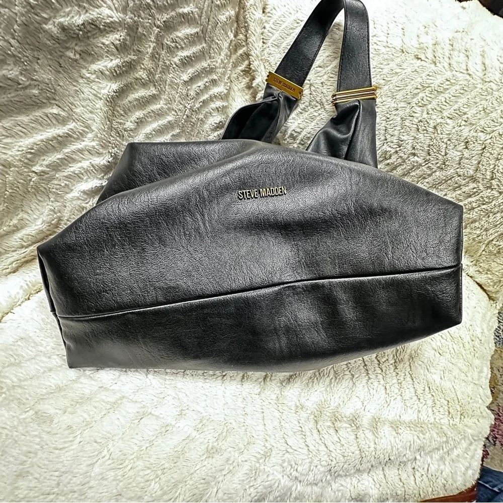 Steve Madden Black Vegan Hobo Purse, Excellent condition, Gold & Silver Hardware